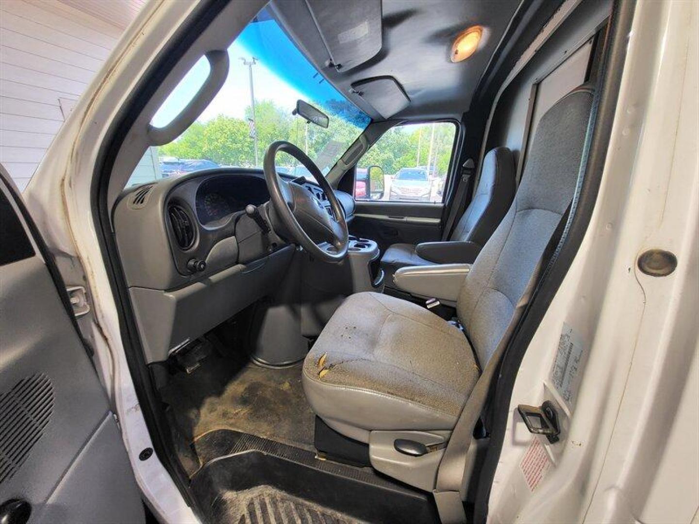 2003 White Ford E-Series Van Standard Cutaway (1FDWE35L03H) with an 5.4 V8 engine, Automatic transmission, located at 25355 Eames Street, Channahon, IL, 60410, (815) 467-1807, 41.429108, -88.228432 - Photo#16