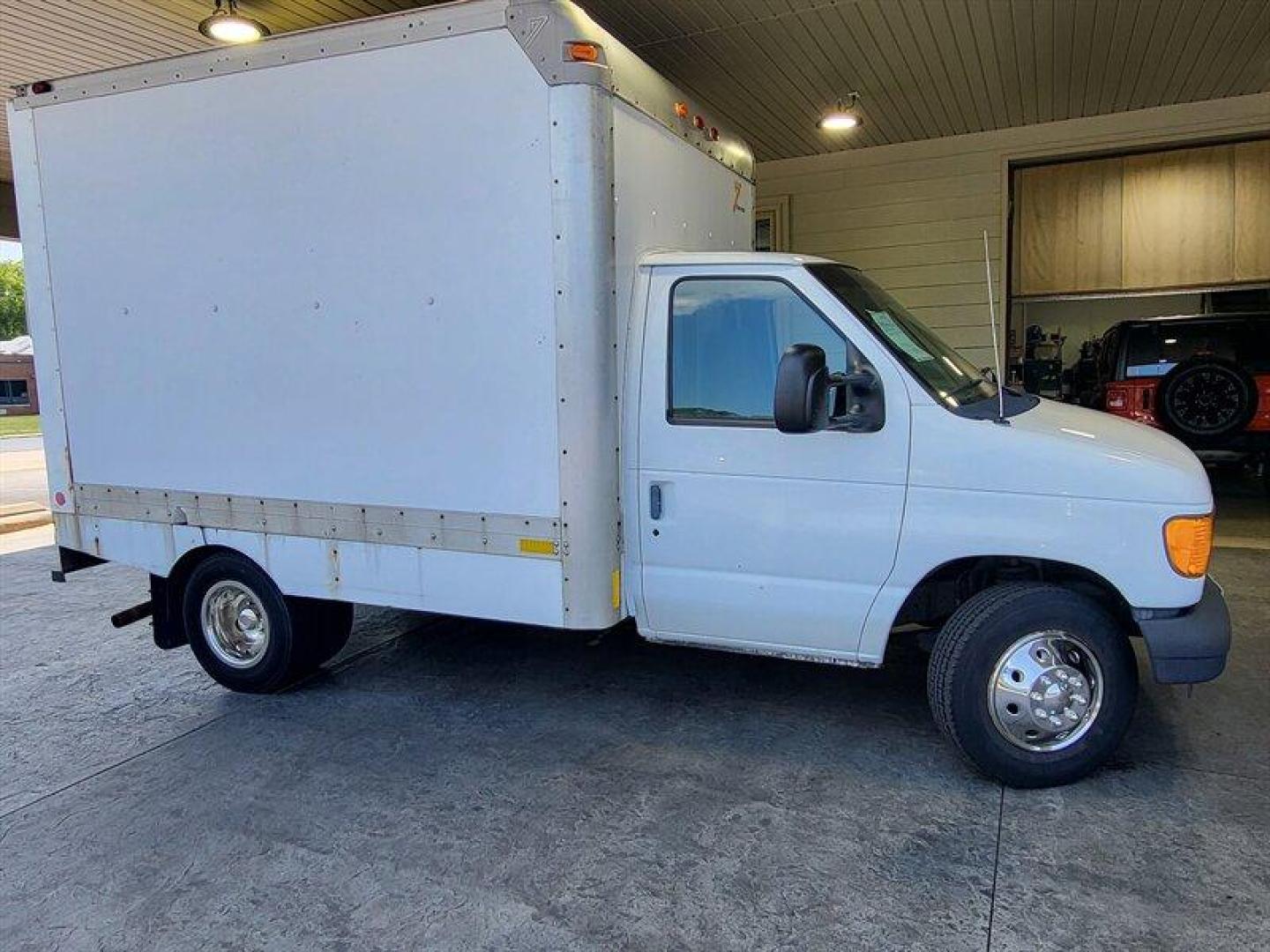 2003 White Ford E-Series Van Standard Cutaway (1FDWE35L03H) with an 5.4 V8 engine, Automatic transmission, located at 25355 Eames Street, Channahon, IL, 60410, (815) 467-1807, 41.429108, -88.228432 - Photo#1