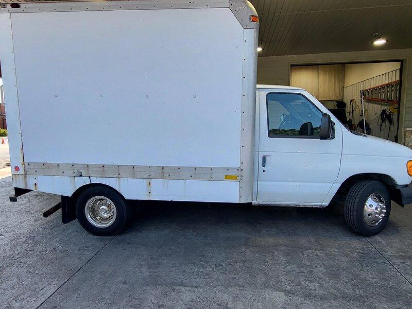 2003 White Ford E-Series Van Standard Cutaway (1FDWE35L03H) with an 5.4 V8 engine, Automatic transmission, located at 25355 Eames Street, Channahon, IL, 60410, (815) 467-1807, 41.429108, -88.228432 - Photo#2