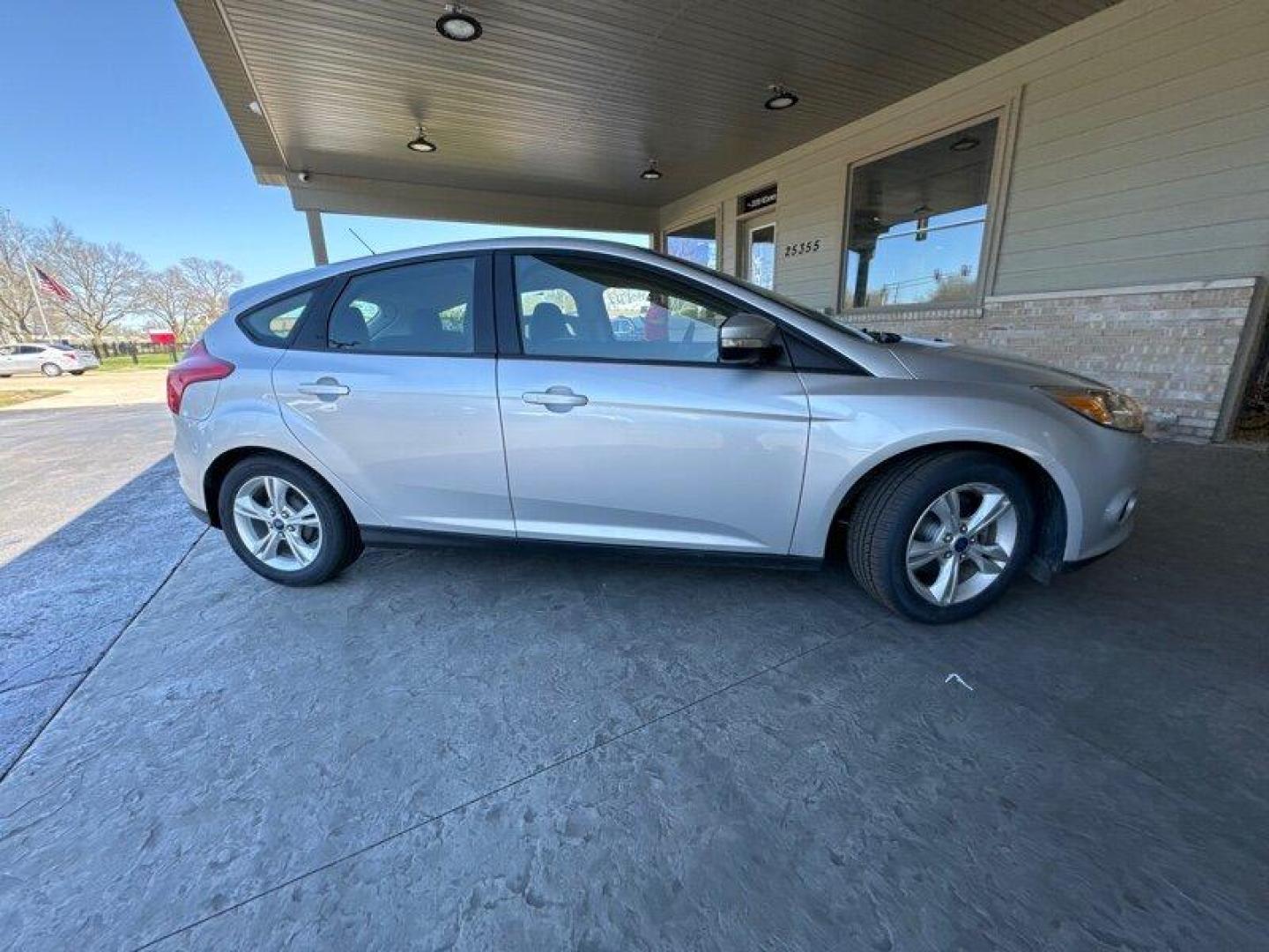 2014 Ingot Silver Metallic Ford Focus SE (1FADP3K27EL) with an 2.0L Flex Fuel I4 160hp 146ft. lbs. engine, Automatic transmission, located at 25355 Eames Street, Channahon, IL, 60410, (815) 467-1807, 41.429108, -88.228432 - Introducing the 2014 Ford Focus SE, an impressive compact car that boasts a powerful 2.0L Flex Fuel I4 engine, capable of delivering 160 horsepower and 146ft. lbs. of torque. With below 51,000 miles on the odometer, this vehicle has been driven less than 5,000 miles per year, making it a great optio - Photo#1