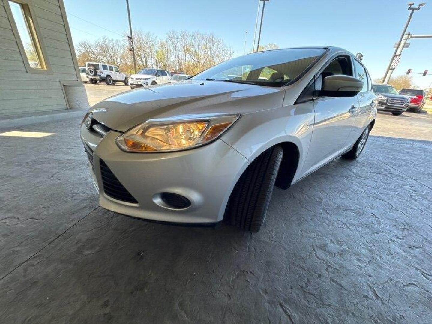 2014 Ingot Silver Metallic Ford Focus SE (1FADP3K27EL) with an 2.0L Flex Fuel I4 160hp 146ft. lbs. engine, Automatic transmission, located at 25355 Eames Street, Channahon, IL, 60410, (815) 467-1807, 41.429108, -88.228432 - Introducing the 2014 Ford Focus SE, an impressive compact car that boasts a powerful 2.0L Flex Fuel I4 engine, capable of delivering 160 horsepower and 146ft. lbs. of torque. With below 51,000 miles on the odometer, this vehicle has been driven less than 5,000 miles per year, making it a great optio - Photo#6