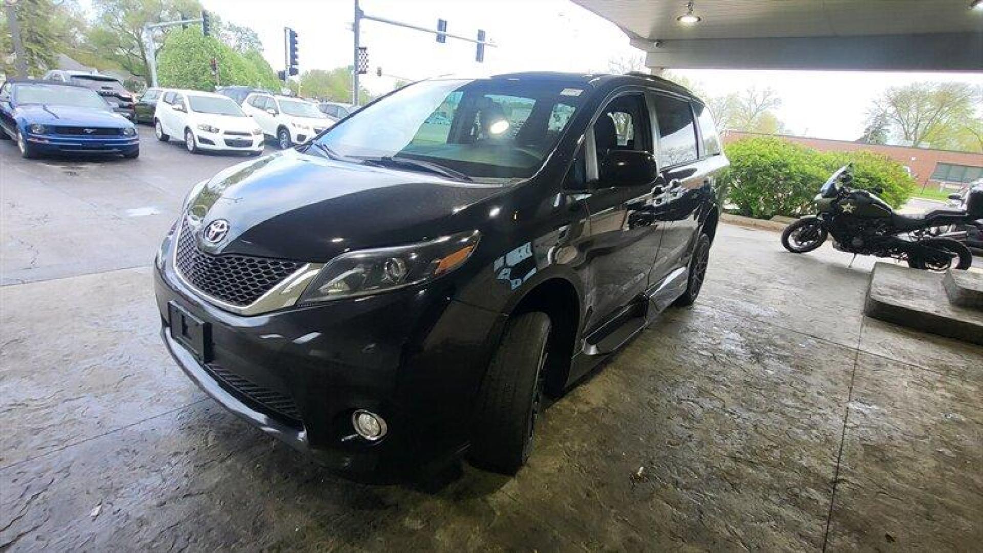 2015 Attitude Black Metallic Toyota Sienna SE 8 Passenger (5TDXK3DC2FS) with an 3.5L V6 266hp 245ft. lbs. engine, Automatic transmission, located at 25355 Eames Street, Channahon, IL, 60410, (815) 467-1807, 41.429108, -88.228432 - Photo#9