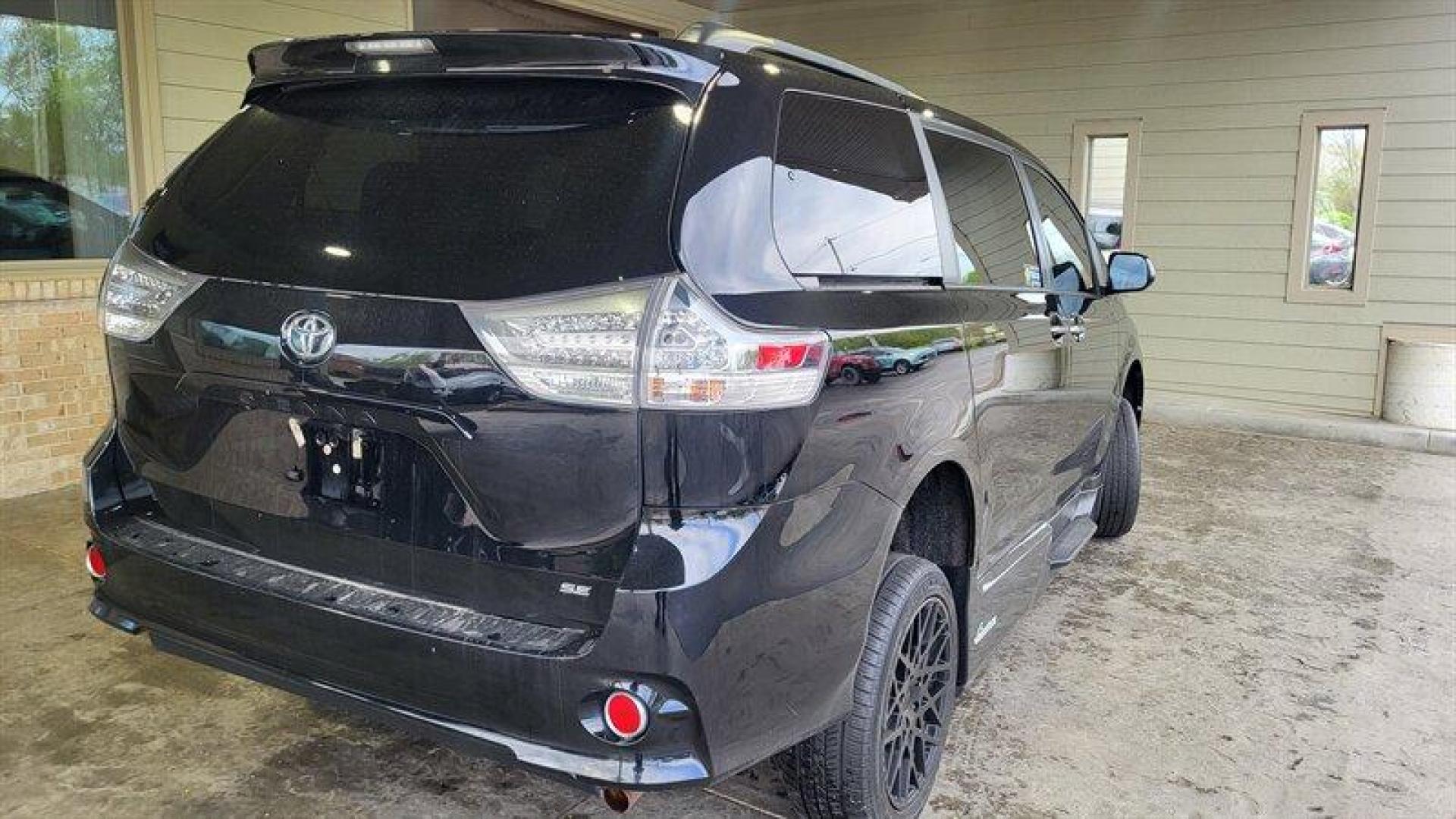 2015 Attitude Black Metallic Toyota Sienna SE 8 Passenger (5TDXK3DC2FS) with an 3.5L V6 266hp 245ft. lbs. engine, Automatic transmission, located at 25355 Eames Street, Channahon, IL, 60410, (815) 467-1807, 41.429108, -88.228432 - Photo#4