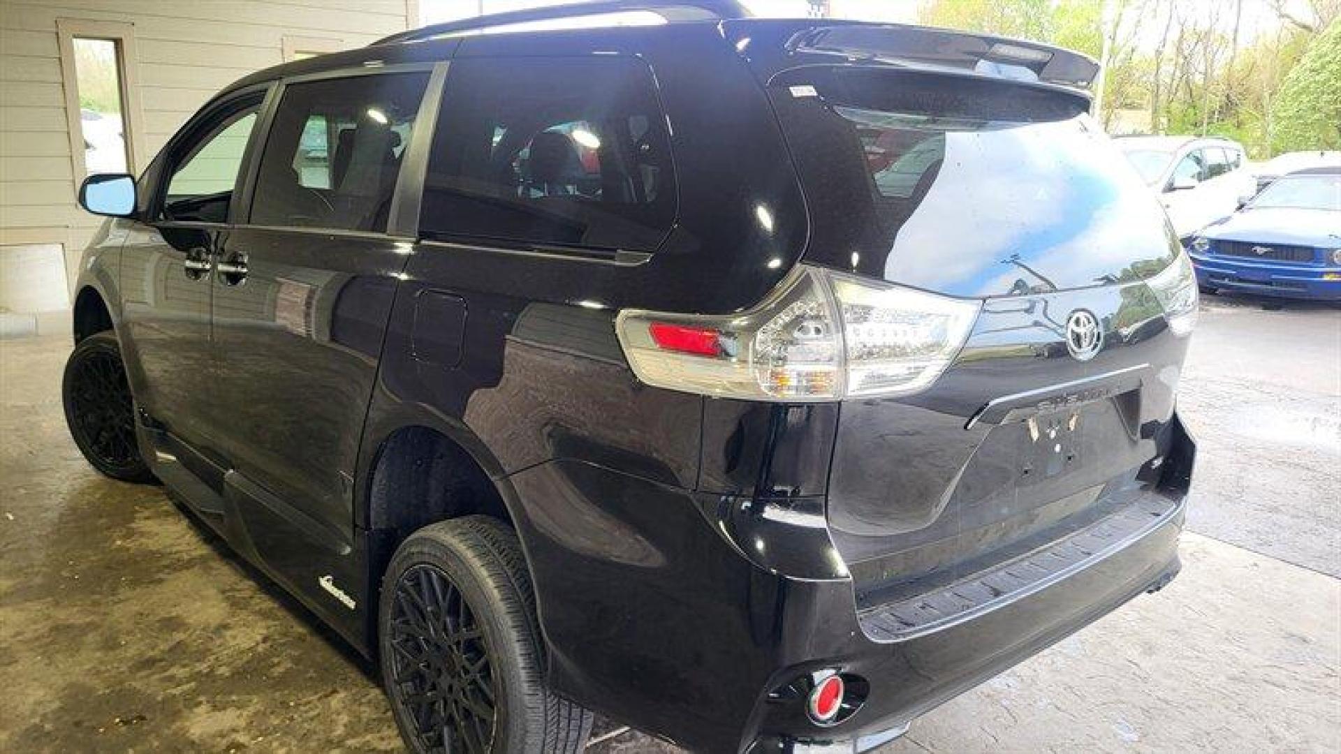 2015 Attitude Black Metallic Toyota Sienna SE 8 Passenger (5TDXK3DC2FS) with an 3.5L V6 266hp 245ft. lbs. engine, Automatic transmission, located at 25355 Eames Street, Channahon, IL, 60410, (815) 467-1807, 41.429108, -88.228432 - Photo#7