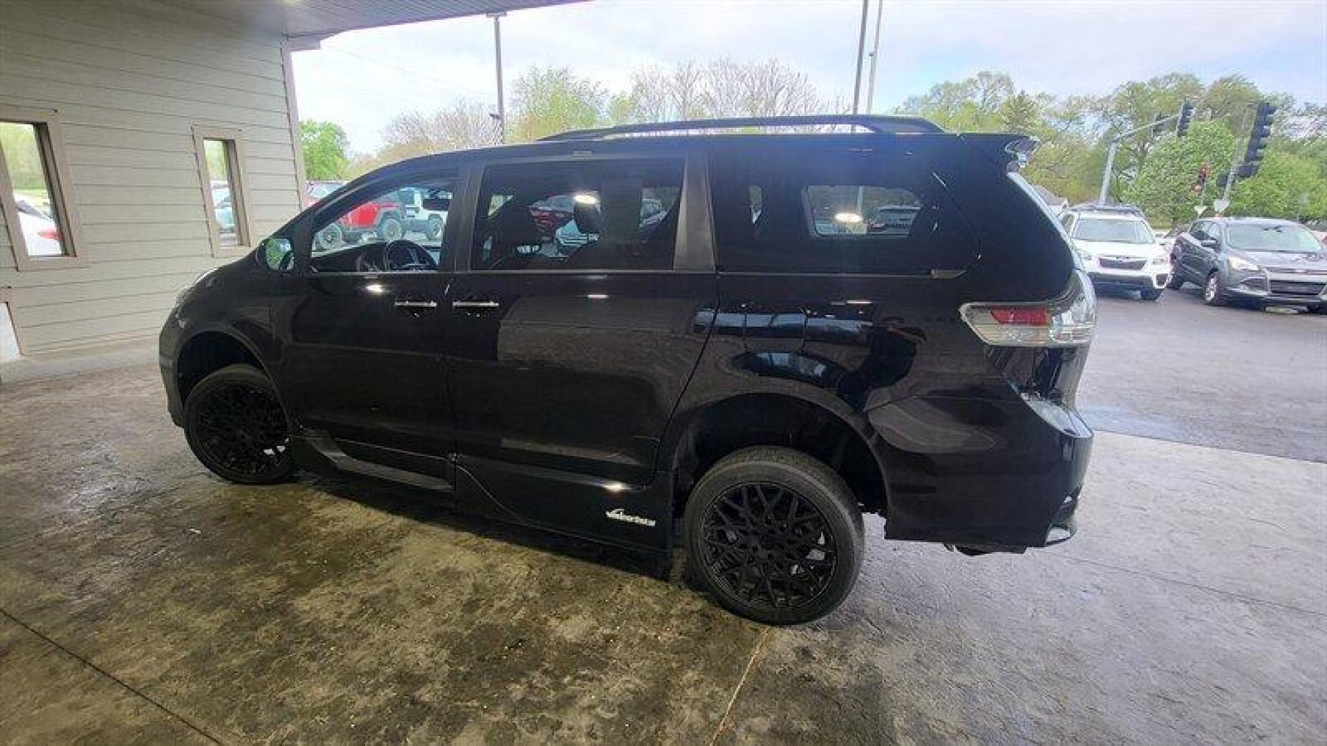 2015 Attitude Black Metallic Toyota Sienna SE 8 Passenger (5TDXK3DC2FS) with an 3.5L V6 266hp 245ft. lbs. engine, Automatic transmission, located at 25355 Eames Street, Channahon, IL, 60410, (815) 467-1807, 41.429108, -88.228432 - Photo#8