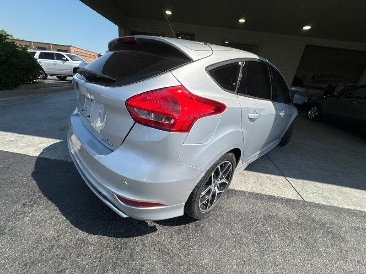 2015 Ingot Silver Ford Focus SE (1FADP3K20FL) with an 2.0L Flex Fuel I4 160hp 146ft. lbs. engine, Automatic transmission, located at 25355 Eames Street, Channahon, IL, 60410, (815) 467-1807, 41.429108, -88.228432 - Looking for a car that's powerful, stylish, and packed with features? Look no further than the 2015 Ford Focus SE! With a 2.0L Flex Fuel I4 engine that produces a whopping 160 horsepower and 146 foot-pounds of torque, this car is a true powerhouse on the road. And with an exterior that's finished in - Photo#3