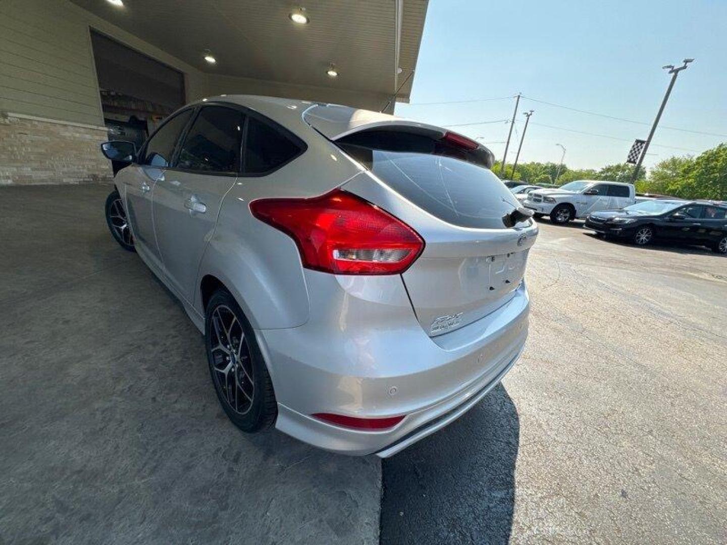 2015 Ingot Silver Ford Focus SE (1FADP3K20FL) with an 2.0L Flex Fuel I4 160hp 146ft. lbs. engine, Automatic transmission, located at 25355 Eames Street, Channahon, IL, 60410, (815) 467-1807, 41.429108, -88.228432 - Looking for a car that's powerful, stylish, and packed with features? Look no further than the 2015 Ford Focus SE! With a 2.0L Flex Fuel I4 engine that produces a whopping 160 horsepower and 146 foot-pounds of torque, this car is a true powerhouse on the road. And with an exterior that's finished in - Photo#5