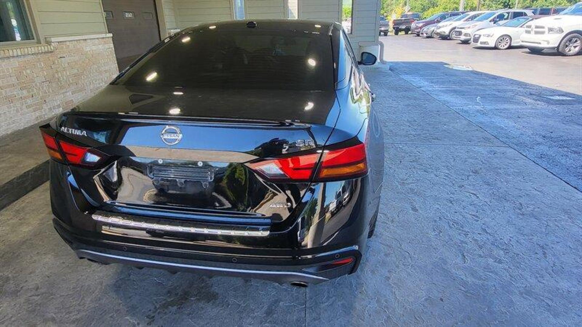 2020 Super Black Nissan Altima 2.5 SR (1N4BL4CW2LC) with an 2.5 engine, Automatic transmission, located at 25355 Eames Street, Channahon, IL, 60410, (815) 467-1807, 41.429108, -88.228432 - Photo#5