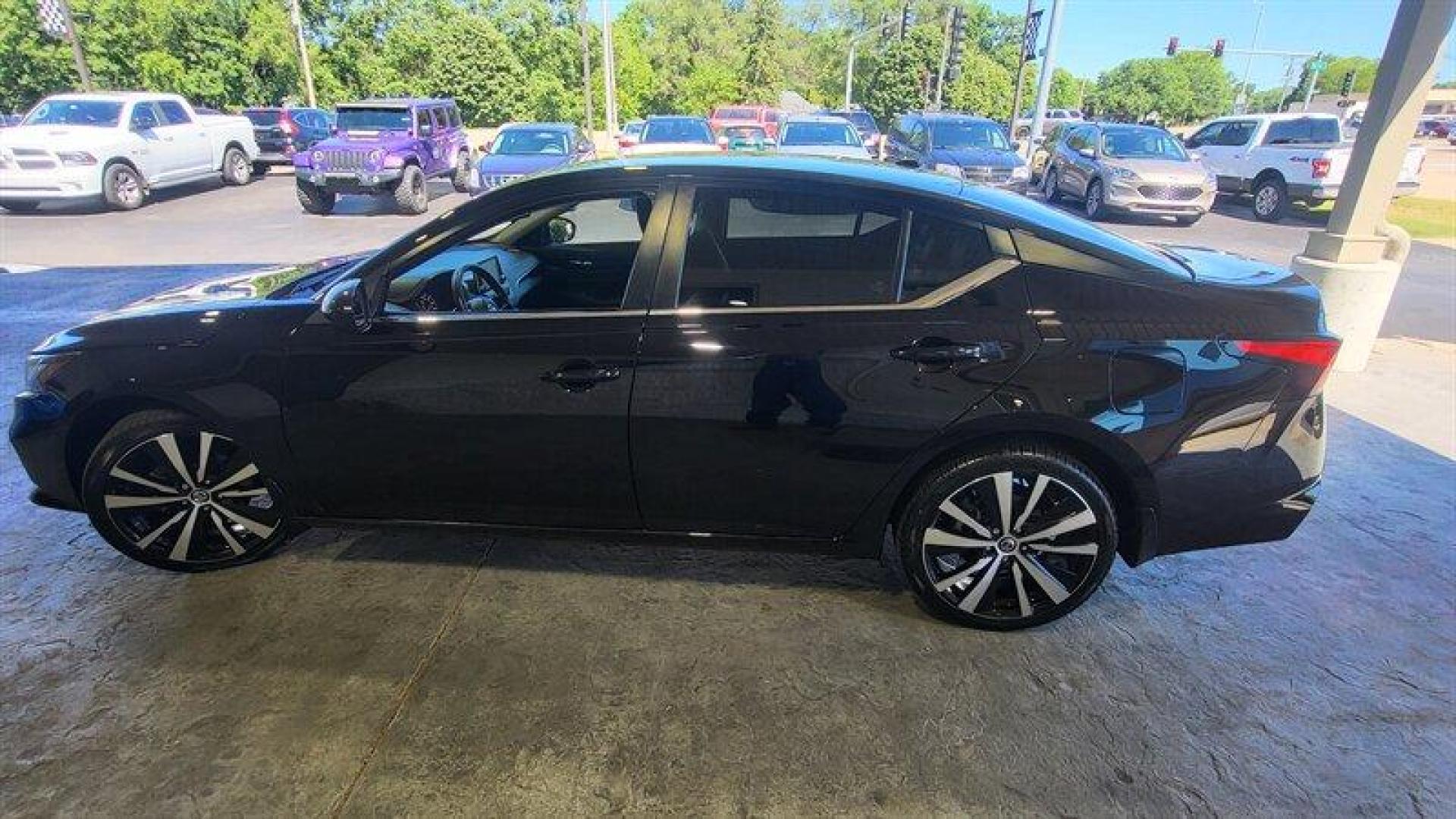 2020 Super Black Nissan Altima 2.5 SR (1N4BL4CW2LC) with an 2.5 engine, Automatic transmission, located at 25355 Eames Street, Channahon, IL, 60410, (815) 467-1807, 41.429108, -88.228432 - Photo#8