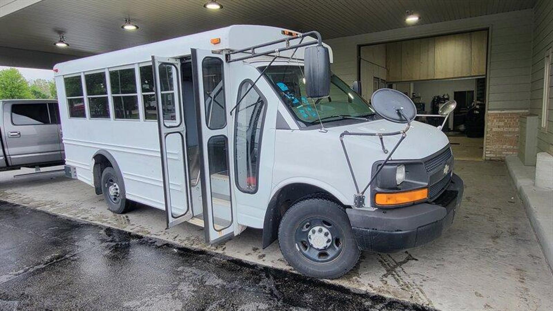 2007 White Chevrolet Express Work Van Cutaway (1GBHG31V471) with an 4.8 engine, Automatic transmission, located at 25355 Eames Street, Channahon, IL, 60410, (815) 467-1807, 41.429108, -88.228432 - Photo#0