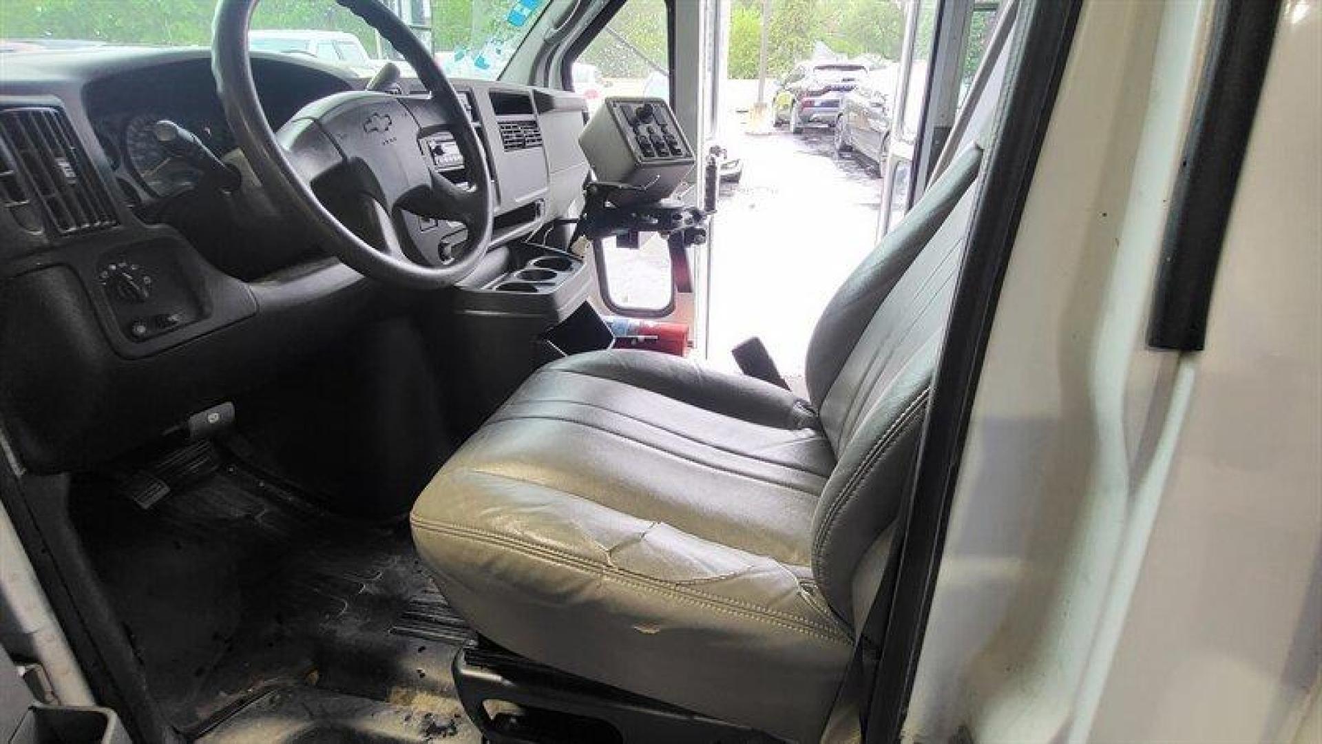 2007 White Chevrolet Express Work Van Cutaway (1GBHG31V471) with an 4.8 engine, Automatic transmission, located at 25355 Eames Street, Channahon, IL, 60410, (815) 467-1807, 41.429108, -88.228432 - Photo#9