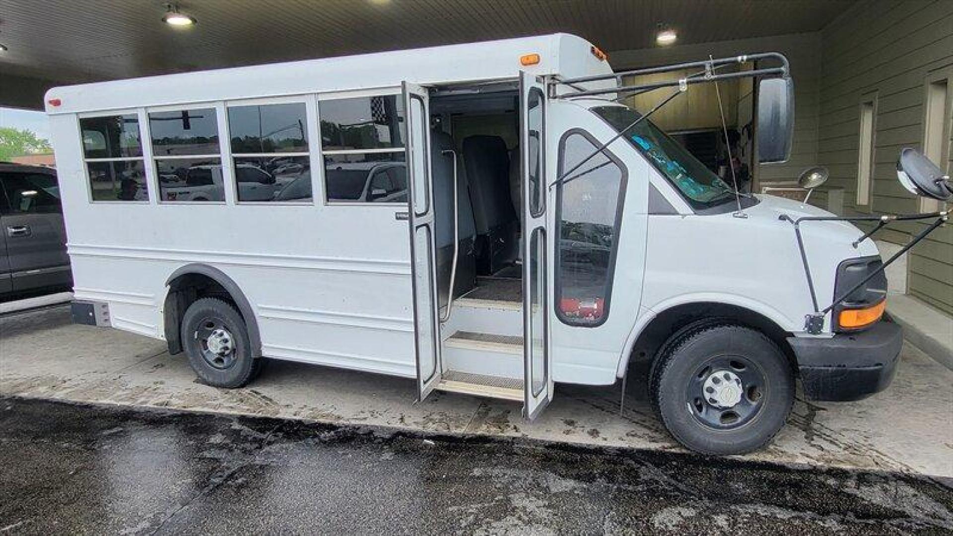 2007 White Chevrolet Express Work Van Cutaway (1GBHG31V471) with an 4.8 engine, Automatic transmission, located at 25355 Eames Street, Channahon, IL, 60410, (815) 467-1807, 41.429108, -88.228432 - Photo#1