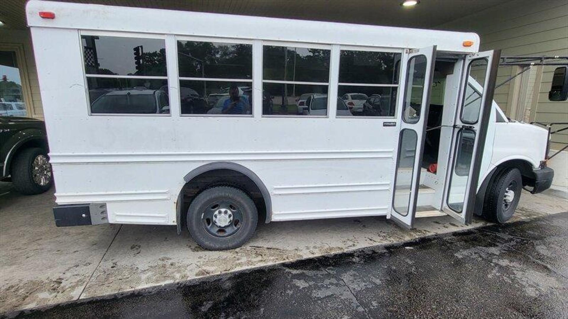 2007 White Chevrolet Express Work Van Cutaway (1GBHG31V471) with an 4.8 engine, Automatic transmission, located at 25355 Eames Street, Channahon, IL, 60410, (815) 467-1807, 41.429108, -88.228432 - Photo#2