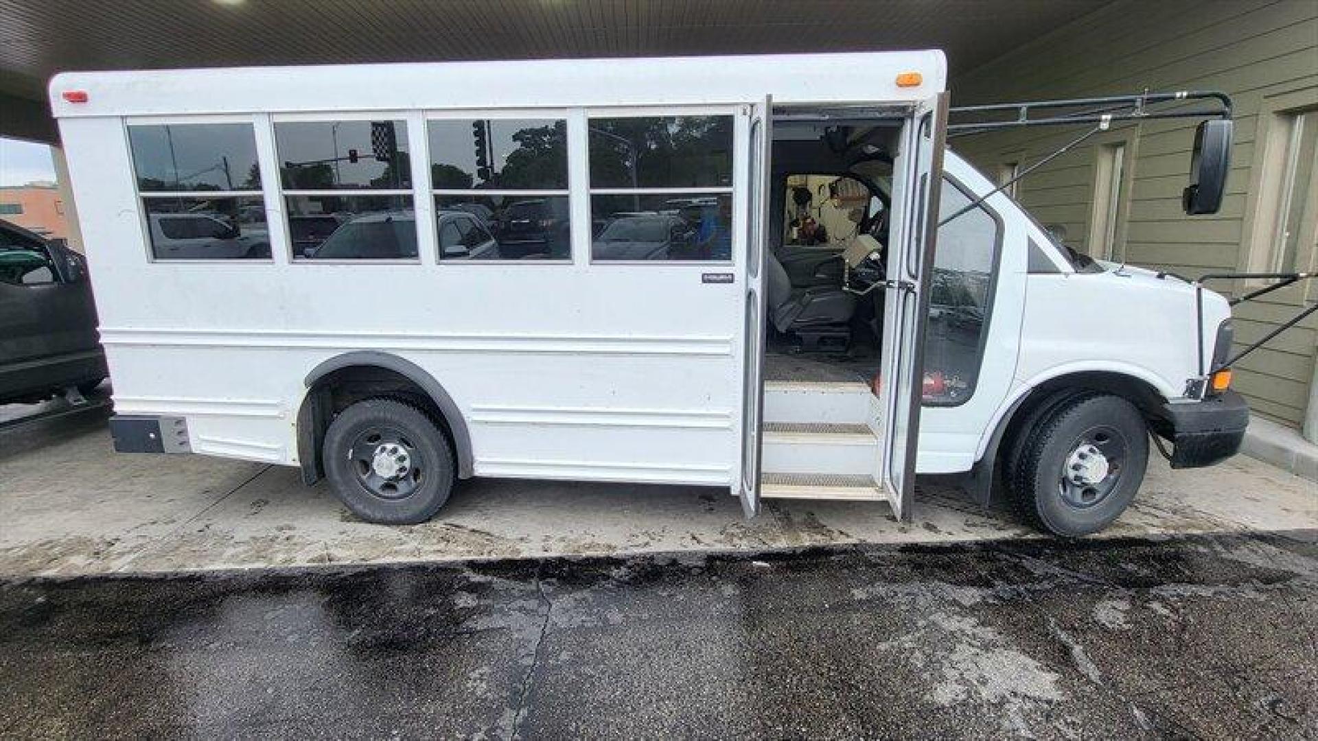 2007 White Chevrolet Express Work Van Cutaway (1GBHG31V471) with an 4.8 engine, Automatic transmission, located at 25355 Eames Street, Channahon, IL, 60410, (815) 467-1807, 41.429108, -88.228432 - Photo#3