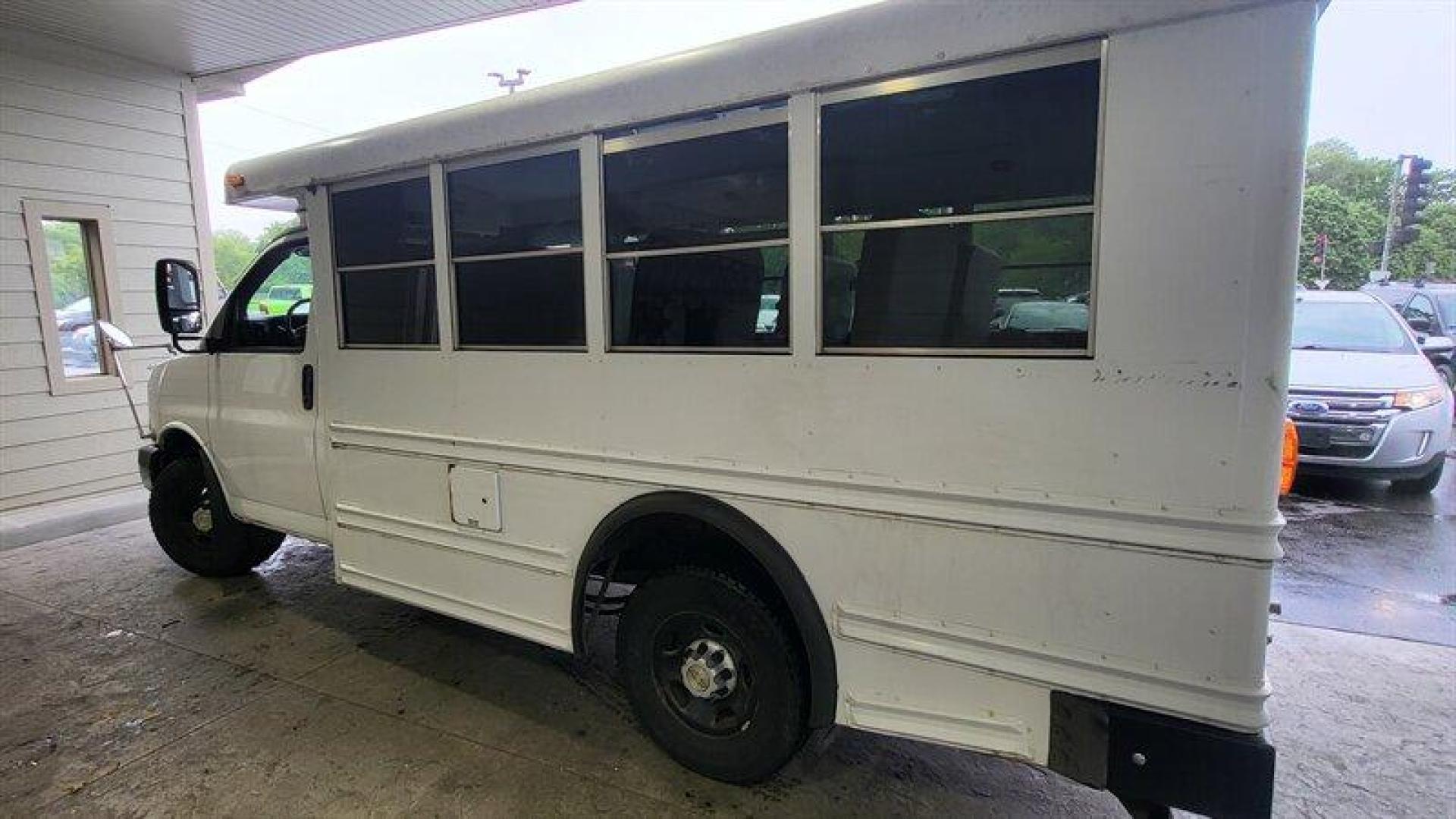 2007 White Chevrolet Express Work Van Cutaway (1GBHG31V471) with an 4.8 engine, Automatic transmission, located at 25355 Eames Street, Channahon, IL, 60410, (815) 467-1807, 41.429108, -88.228432 - Photo#6