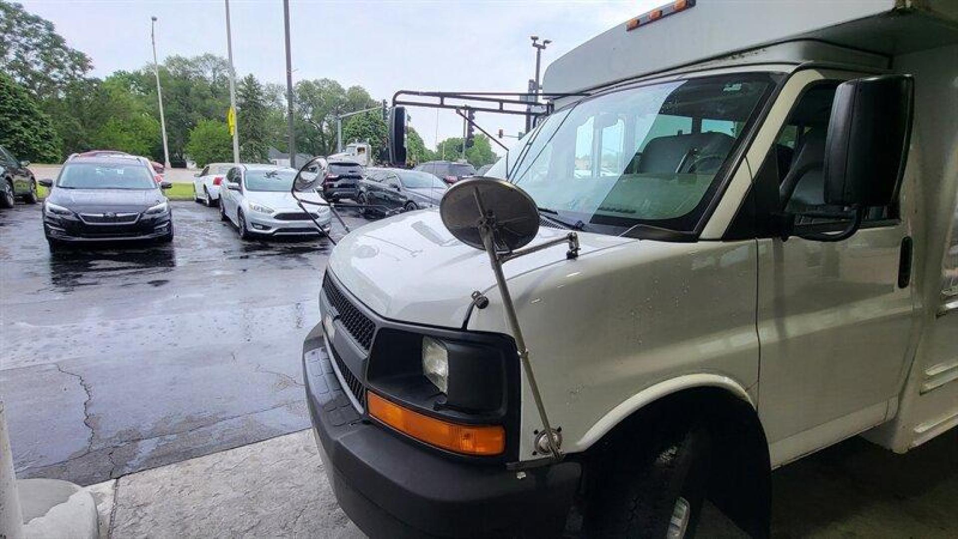 2007 White Chevrolet Express Work Van Cutaway (1GBHG31V471) with an 4.8 engine, Automatic transmission, located at 25355 Eames Street, Channahon, IL, 60410, (815) 467-1807, 41.429108, -88.228432 - Photo#7