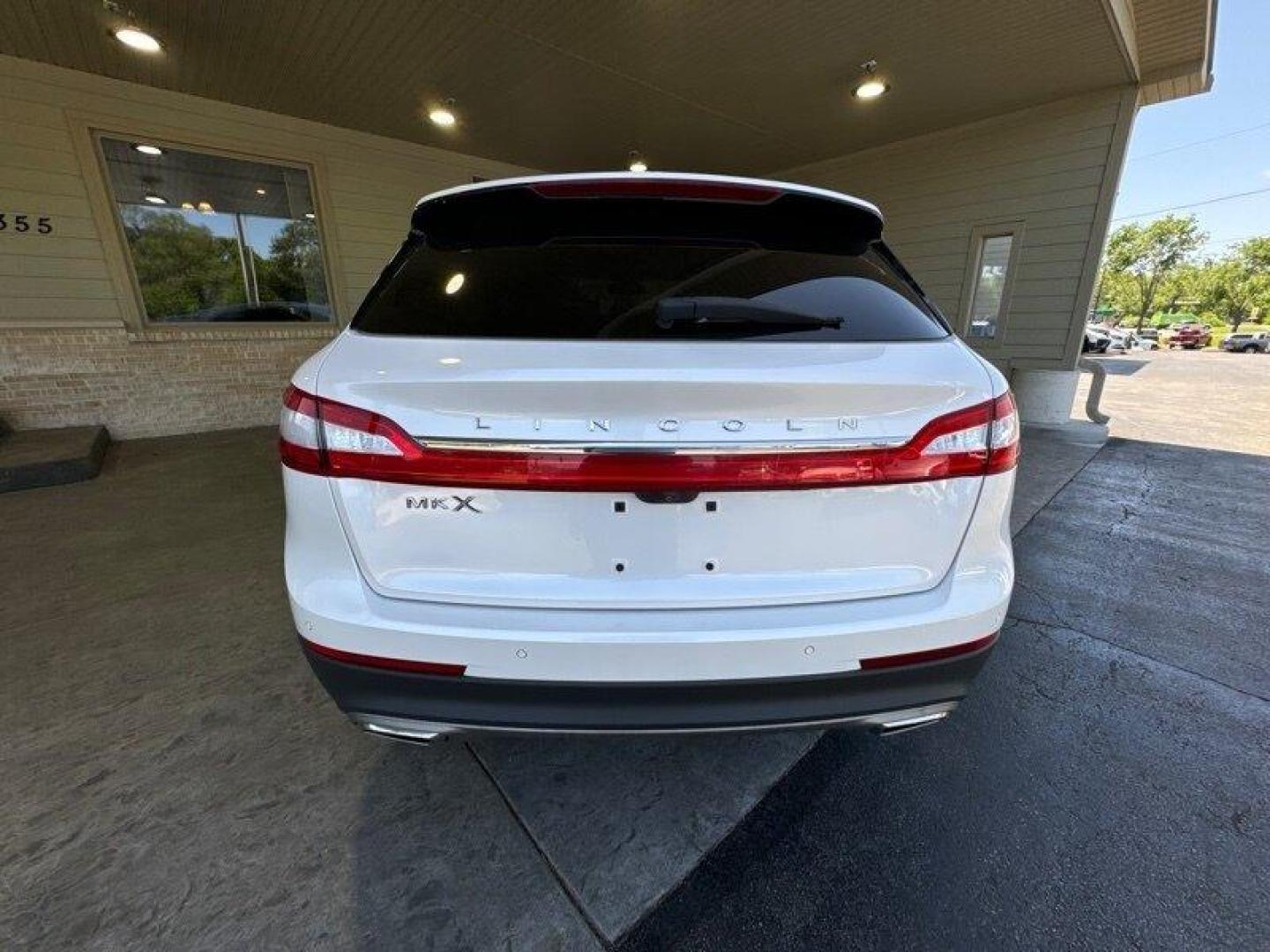 2016 White Platinum Metallic Tri-Coat Lincoln MKX Reserve (2LMTJ6LR2GB) with an 3.7L V6 300hp 280ft. lbs. engine, Automatic transmission, located at 25355 Eames Street, Channahon, IL, 60410, (815) 467-1807, 41.429108, -88.228432 - Well, well, well. Feast your eyes on this luxurious 2016 Lincoln MKX Reserve. This baby is powered by a 3.7L V6 engine that pumps out an impressive 300 horsepower and 280ft. lbs. of torque. You'll feel like you're flying on the highway with this bad boy. Let's talk about the factory default feature - Photo#4