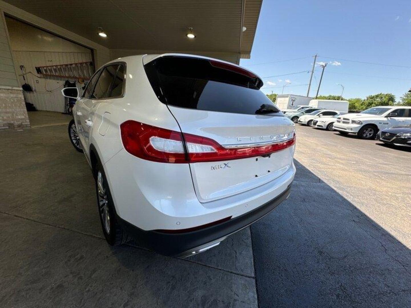 2016 White Platinum Metallic Tri-Coat Lincoln MKX Reserve (2LMTJ6LR2GB) with an 3.7L V6 300hp 280ft. lbs. engine, Automatic transmission, located at 25355 Eames Street, Channahon, IL, 60410, (815) 467-1807, 41.429108, -88.228432 - Well, well, well. Feast your eyes on this luxurious 2016 Lincoln MKX Reserve. This baby is powered by a 3.7L V6 engine that pumps out an impressive 300 horsepower and 280ft. lbs. of torque. You'll feel like you're flying on the highway with this bad boy. Let's talk about the factory default feature - Photo#5