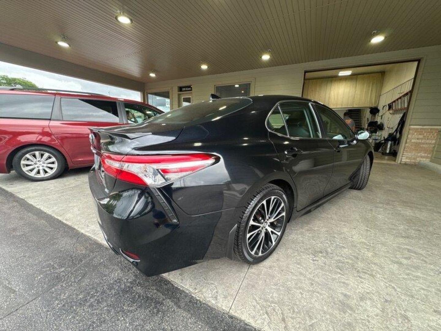 2019 Midnight Black Metallic Toyota Camry SE (4T1B11HK4KU) with an 2.5L I4 203hp 184ft. lbs. engine, Automatic transmission, located at 25355 Eames Street, Channahon, IL, 60410, (815) 467-1807, 41.429108, -88.228432 - Photo#3