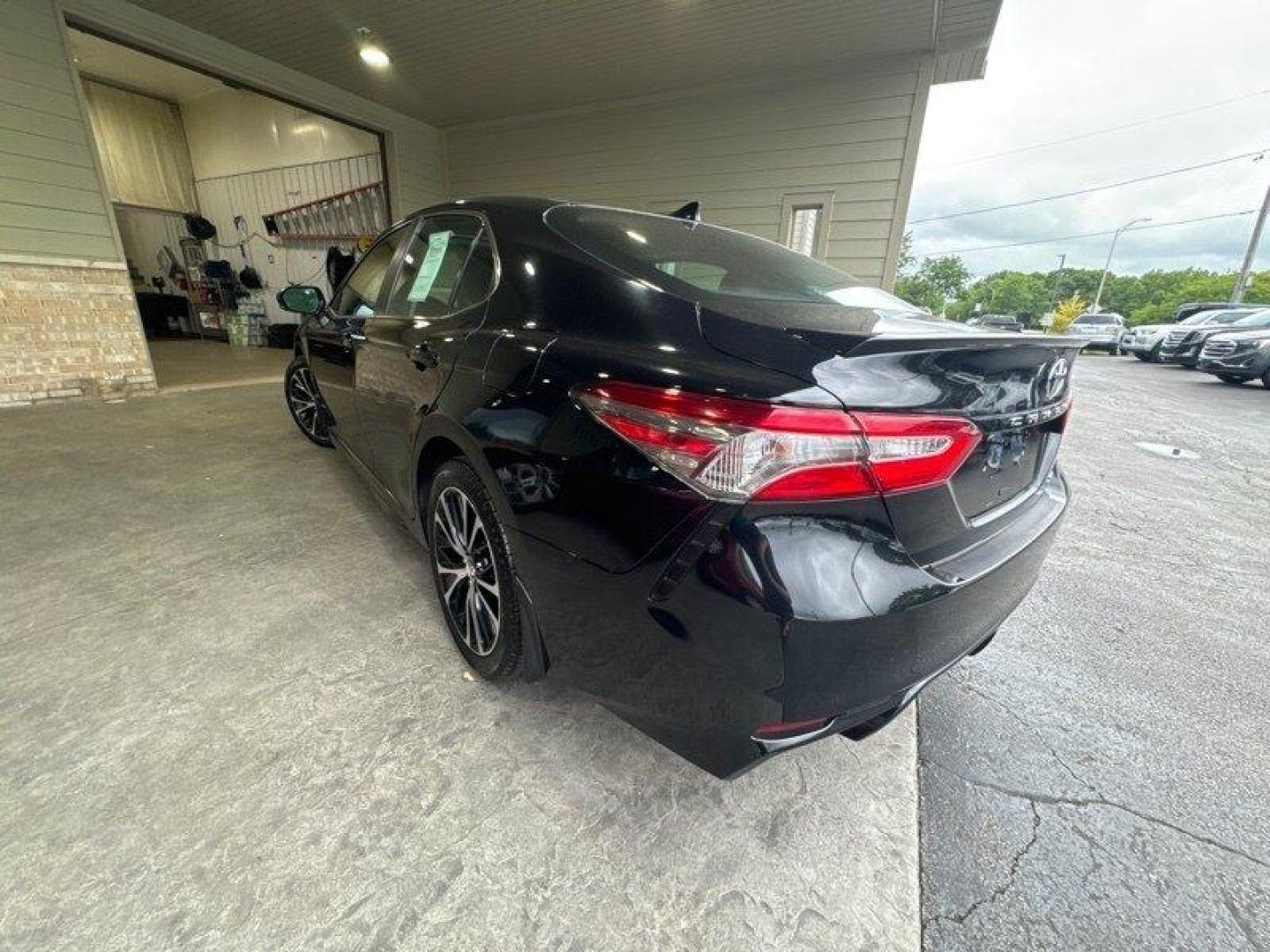 2019 Midnight Black Metallic Toyota Camry SE (4T1B11HK4KU) with an 2.5L I4 203hp 184ft. lbs. engine, Automatic transmission, located at 25355 Eames Street, Channahon, IL, 60410, (815) 467-1807, 41.429108, -88.228432 - Photo#5