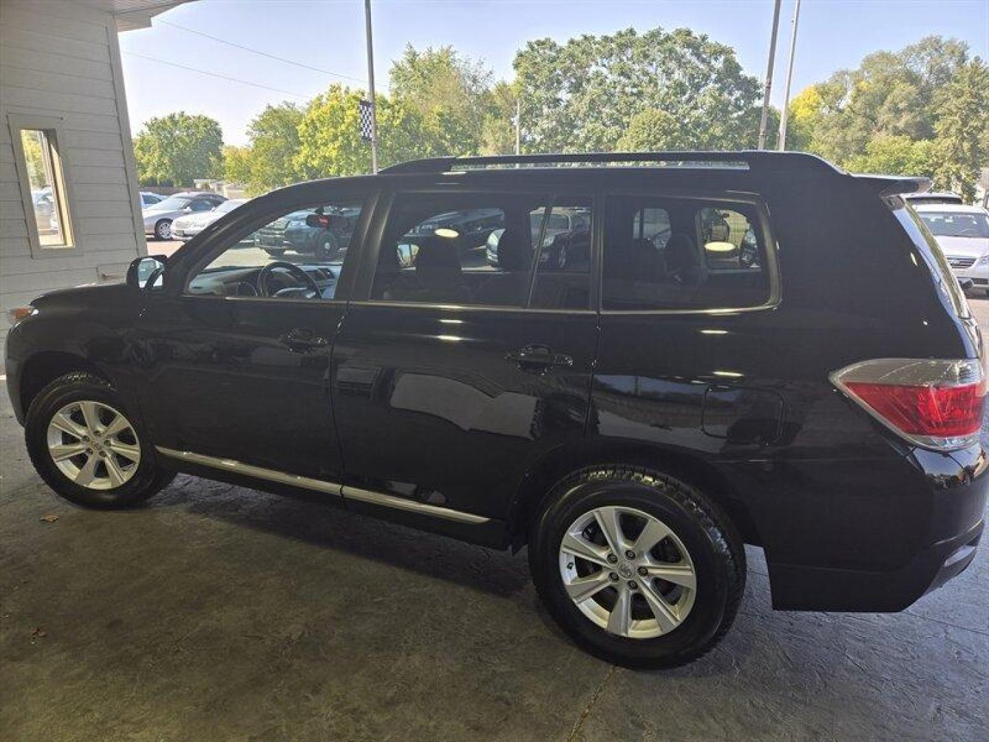 2012 Black Toyota Highlander SE (5TDZA3EH1CS) with an 2.7L I4 187hp 186ft. lbs. engine, Automatic transmission, located at 25355 Eames Street, Channahon, IL, 60410, (815) 467-1807, 41.429108, -88.228432 - Introducing the sleek and sophisticated 2012 Toyota Highlander SE, a vehicle that exudes power, style, and unparalleled performance. This magnificent machine is equipped with a 2.7L I4 187hp 186ft. lbs. engine, providing the perfect balance between power and efficiency. With a mere 65,000 miles on t - Photo#8