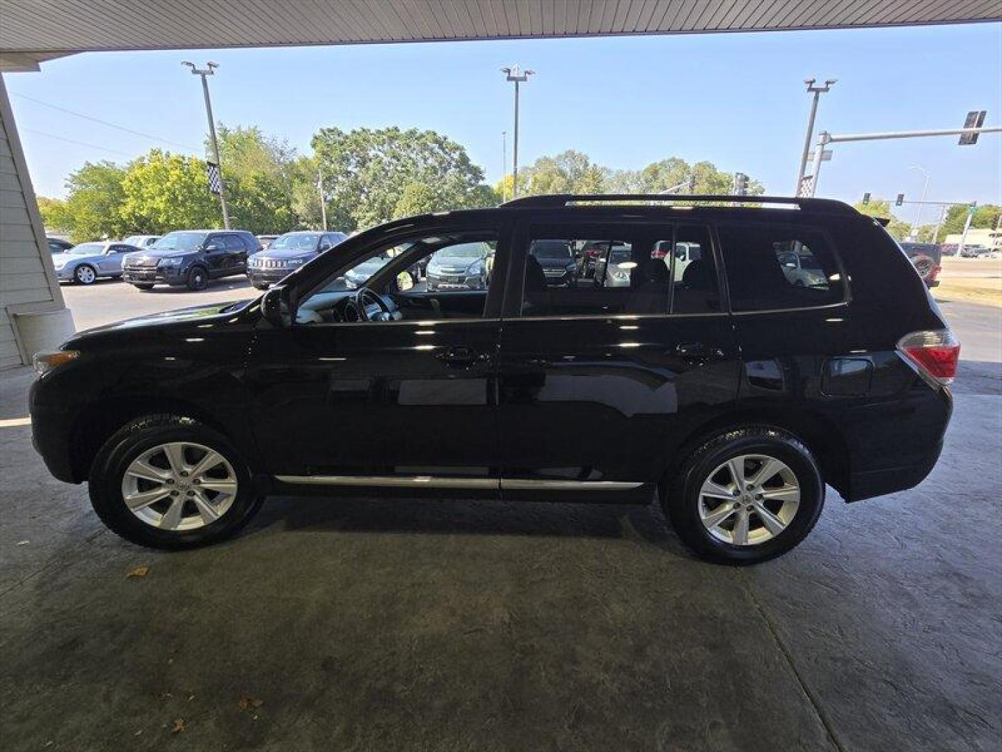 2012 Black Toyota Highlander SE (5TDZA3EH1CS) with an 2.7L I4 187hp 186ft. lbs. engine, Automatic transmission, located at 25355 Eames Street, Channahon, IL, 60410, (815) 467-1807, 41.429108, -88.228432 - Introducing the sleek and sophisticated 2012 Toyota Highlander SE, a vehicle that exudes power, style, and unparalleled performance. This magnificent machine is equipped with a 2.7L I4 187hp 186ft. lbs. engine, providing the perfect balance between power and efficiency. With a mere 65,000 miles on t - Photo#9