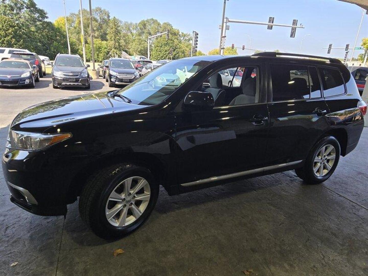 2012 Black Toyota Highlander SE (5TDZA3EH1CS) with an 2.7L I4 187hp 186ft. lbs. engine, Automatic transmission, located at 25355 Eames Street, Channahon, IL, 60410, (815) 467-1807, 41.429108, -88.228432 - Introducing the sleek and sophisticated 2012 Toyota Highlander SE, a vehicle that exudes power, style, and unparalleled performance. This magnificent machine is equipped with a 2.7L I4 187hp 186ft. lbs. engine, providing the perfect balance between power and efficiency. With a mere 65,000 miles on t - Photo#10