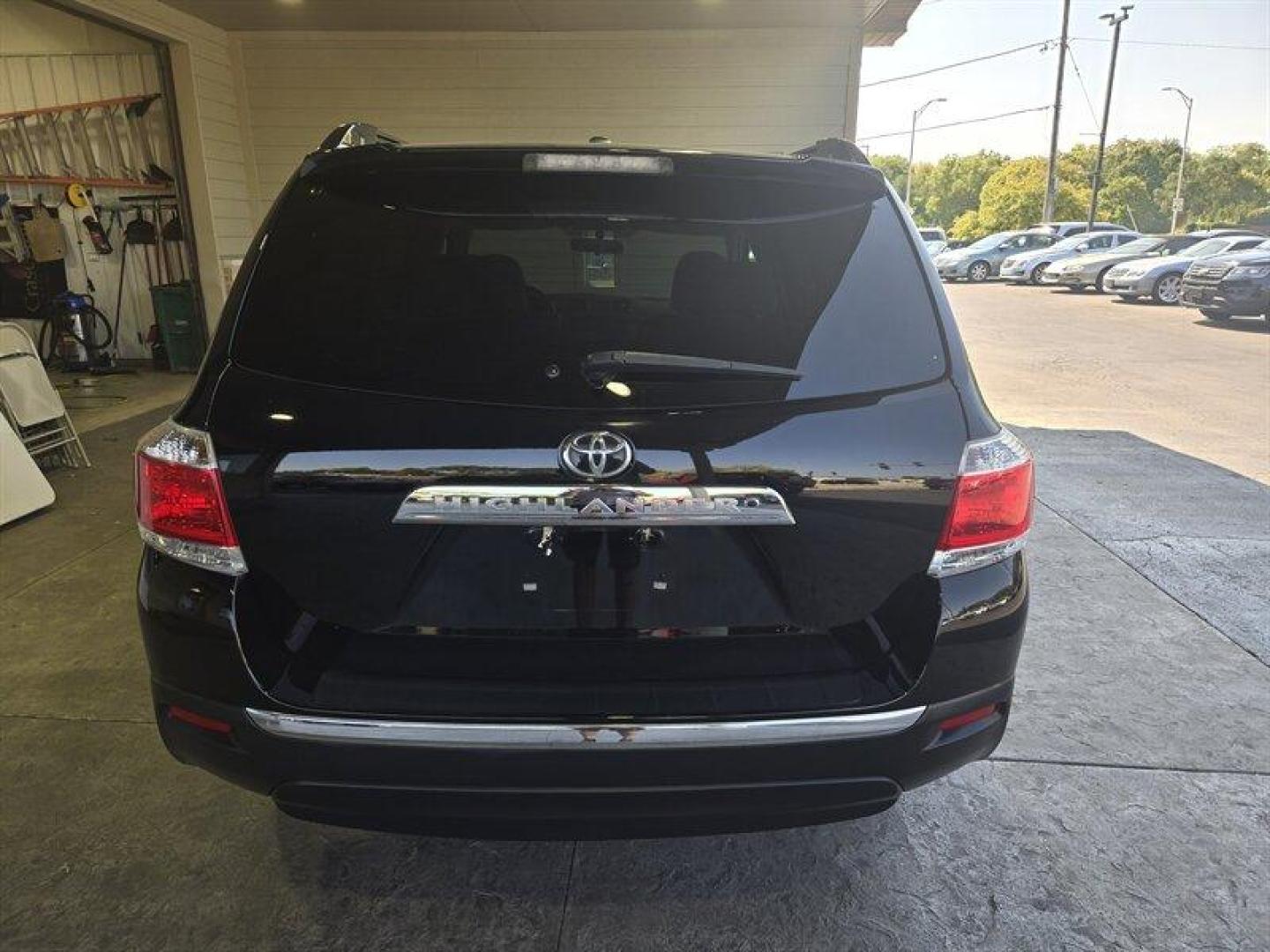 2012 Black Toyota Highlander SE (5TDZA3EH1CS) with an 2.7L I4 187hp 186ft. lbs. engine, Automatic transmission, located at 25355 Eames Street, Channahon, IL, 60410, (815) 467-1807, 41.429108, -88.228432 - Introducing the sleek and sophisticated 2012 Toyota Highlander SE, a vehicle that exudes power, style, and unparalleled performance. This magnificent machine is equipped with a 2.7L I4 187hp 186ft. lbs. engine, providing the perfect balance between power and efficiency. With a mere 65,000 miles on t - Photo#6