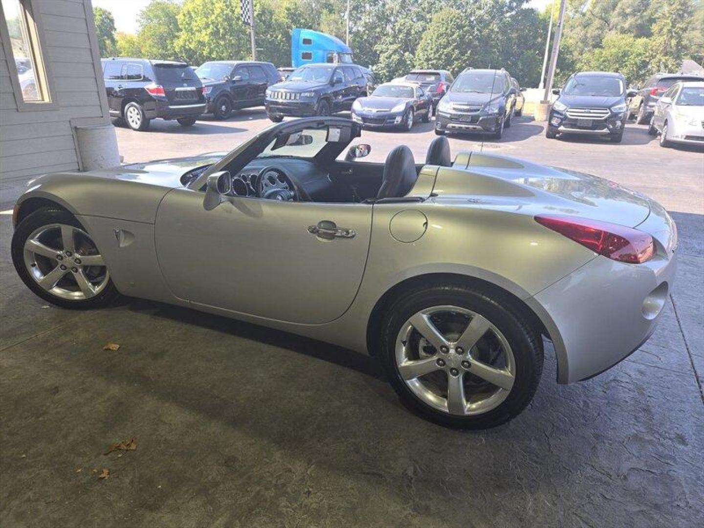 2006 Cool Pontiac Solstice (1G2MB35B26Y) with an 2L NA I4 double overhead cam (DOHC) 16V engine, 5 Speed Manual transmission, located at 25355 Eames Street, Channahon, IL, 60410, (815) 467-1807, 41.429108, -88.228432 - Looking for a car that's both stylish and efficient? Look no further than the 2006 Pontiac Solstice! This baby is powered by a 2L NA I4 double overhead cam (DOHC) 16V engine that'll have you zooming around town in style. And with less than 32,000 miles on the odometer, this car has barely been broke - Photo#7