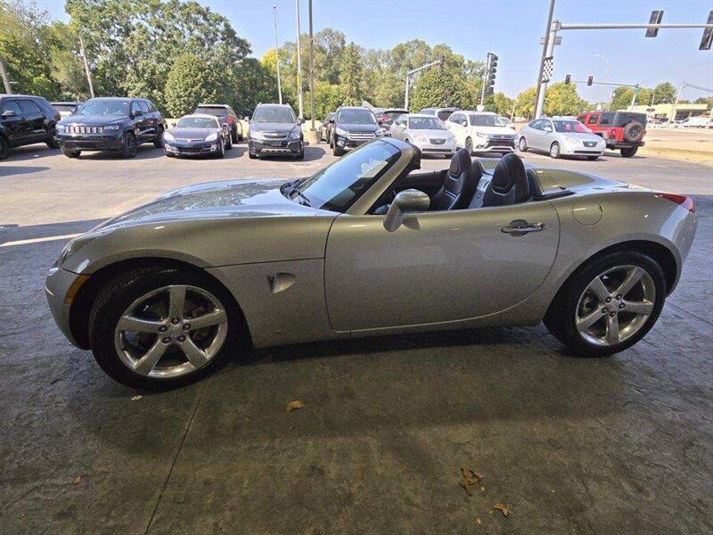 2006 Cool Pontiac Solstice (1G2MB35B26Y) with an 2L NA I4 double overhead cam (DOHC) 16V engine, 5 Speed Manual transmission, located at 25355 Eames Street, Channahon, IL, 60410, (815) 467-1807, 41.429108, -88.228432 - Looking for a car that's both stylish and efficient? Look no further than the 2006 Pontiac Solstice! This baby is powered by a 2L NA I4 double overhead cam (DOHC) 16V engine that'll have you zooming around town in style. And with less than 32,000 miles on the odometer, this car has barely been broke - Photo#8