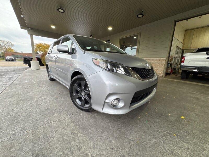 photo of 2013 Toyota Sienna SE 