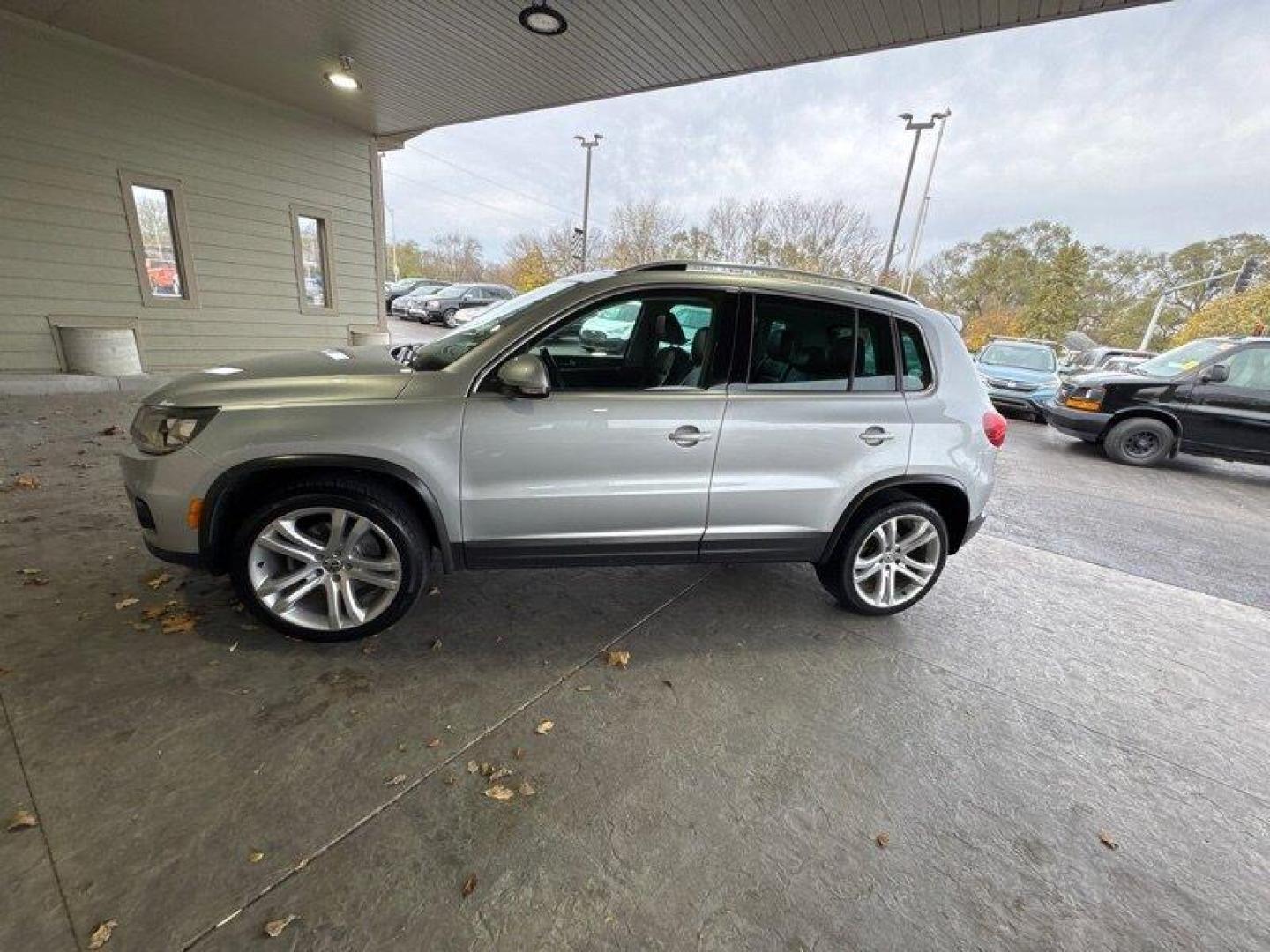 2013 Reflex Silver Metallic Volkswagen Tiguan SEL 4Motion (WVGBV7AX9DW) with an 2.0L Turbo I4 200hp 207ft. lbs. engine, TipTronic transmission, located at 25355 Eames Street, Channahon, IL, 60410, (815) 467-1807, 41.429108, -88.228432 - Photo#7