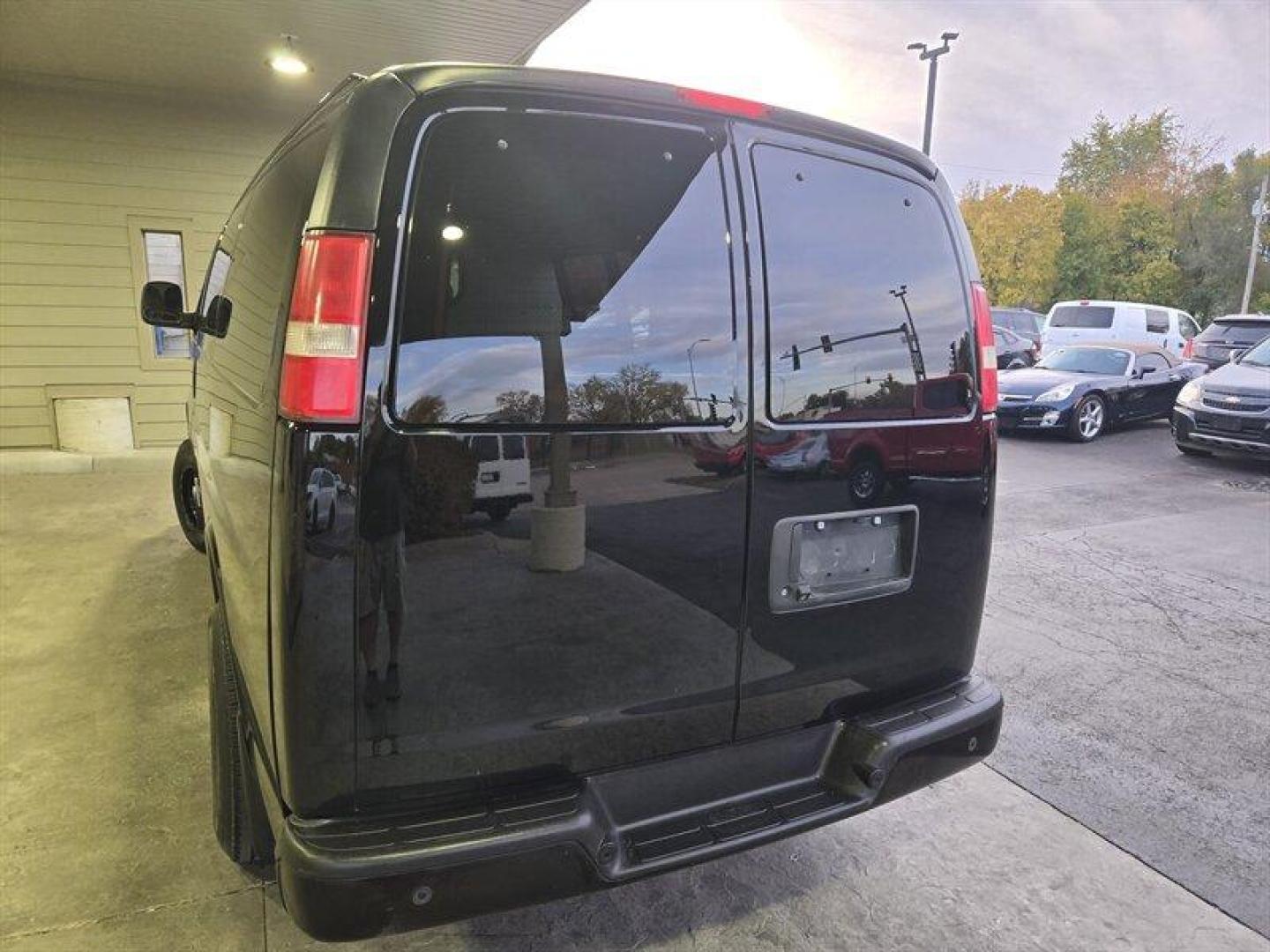 2017 Onyx Black GMC Savana Work Van (1GTW7AFG3H1) with an Vortec 6.0L Flex Fuel V8 342hp 373ft. lbs. engine, Automatic transmission, located at 25355 Eames Street, Channahon, IL, 60410, (815) 467-1807, 41.429108, -88.228432 - Photo#5