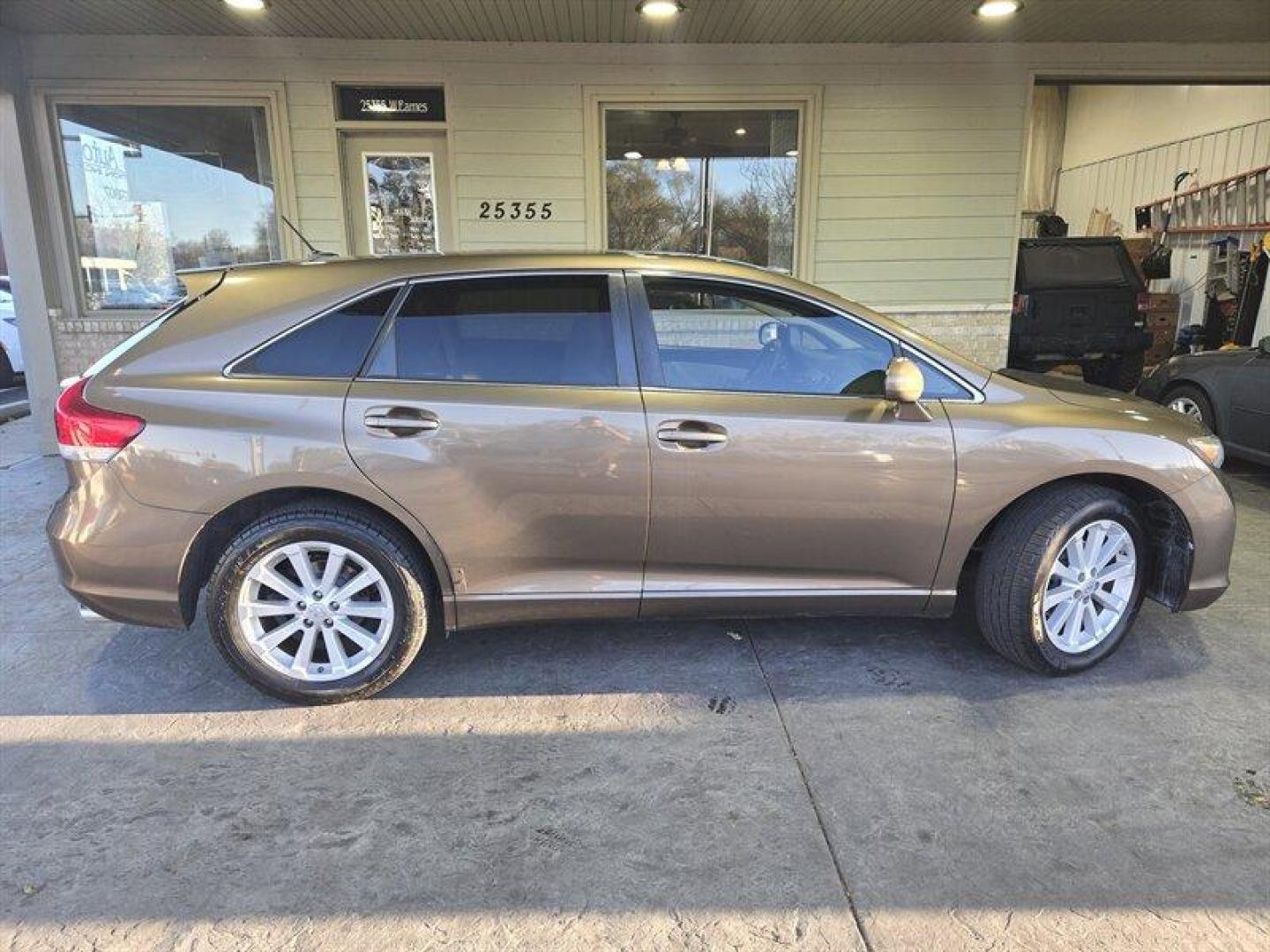 2011 Gold Toyota Venza (4T3ZA3BB9BU) with an 2.7L I4 182hp 182ft. lbs. engine, Automatic transmission, located at 25355 Eames Street, Channahon, IL, 60410, (815) 467-1807, 41.429108, -88.228432 - Photo#8